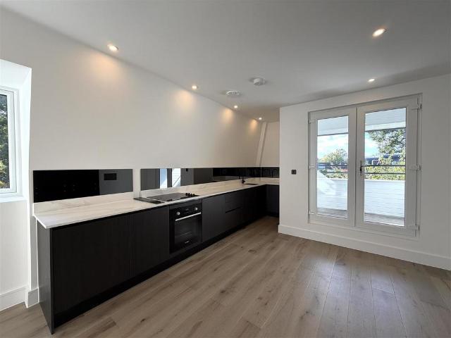 Apartment for rent in Claygate, Elmbridge