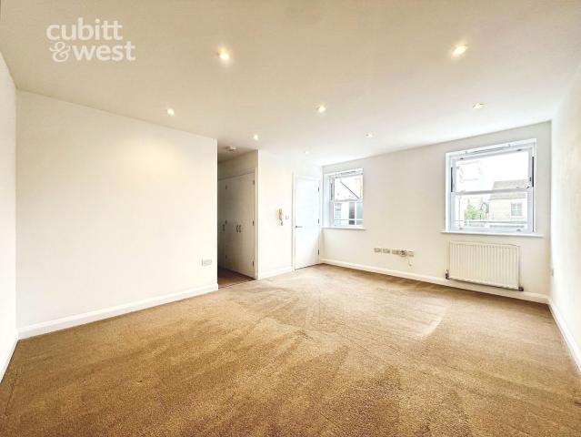 Studio for rent in Aldrington