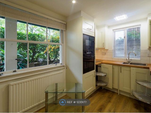 Apartment for rent in North Sheen, Greater London
