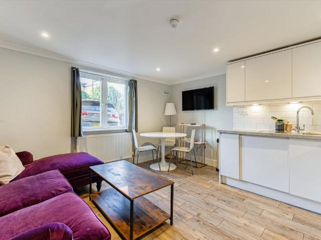 Apartment for rent in North Sheen, Greater London