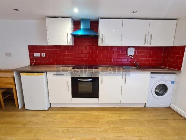 Apartment for rent in Yews Hill, Kirklees