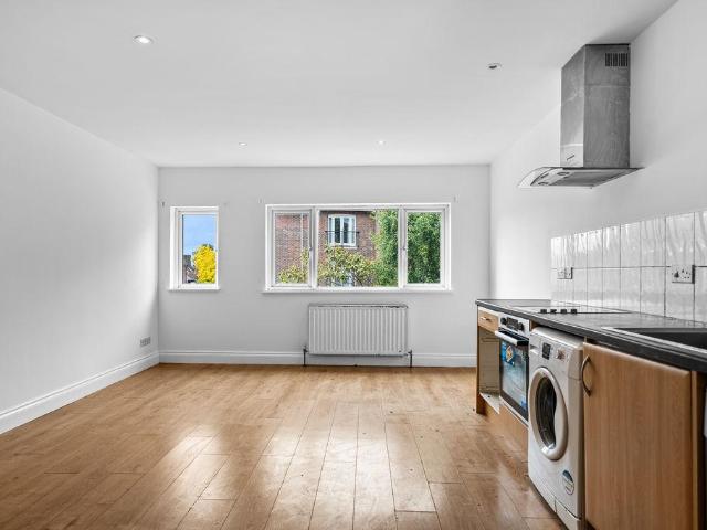 Apartment for rent in Blackhills, Surrey