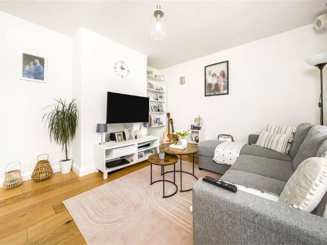 Apartment for rent in Whitton, Greater London