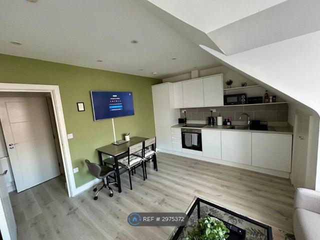 House for rent in Row Town, Surrey