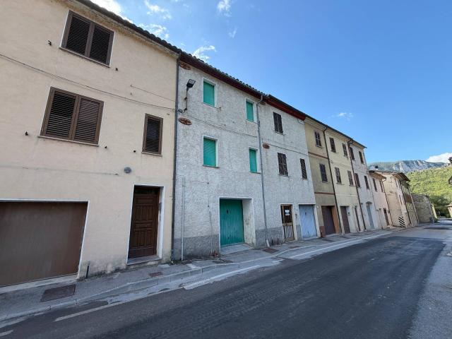Villa Indipendente in vendita a Falcioni, Genga