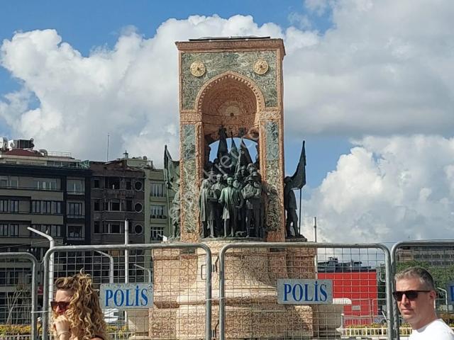 Katip Mustafa Çelebi Mahallesi, Beyoğlu içerisinde satılık mülk