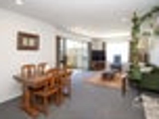 Townhouse for sale in Chaslands, Canterbury