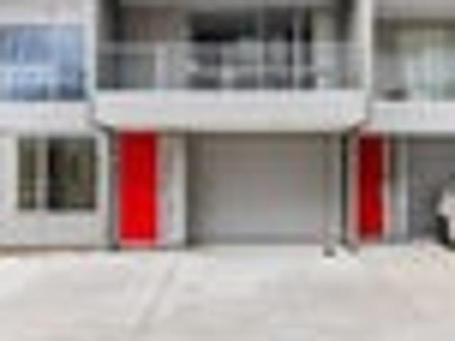 Townhouse for rent in Heathcote, Canterbury