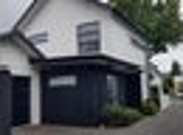 Townhouse for rent in Heathcote, Canterbury