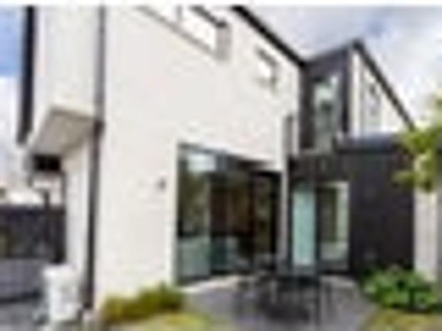 Townhouse for rent in Heathcote, Canterbury