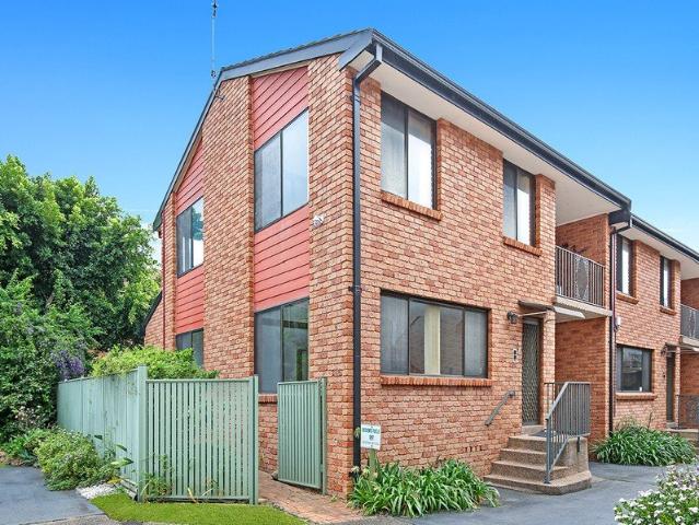 Townhouse for rent in Wollongong West, New South Wales