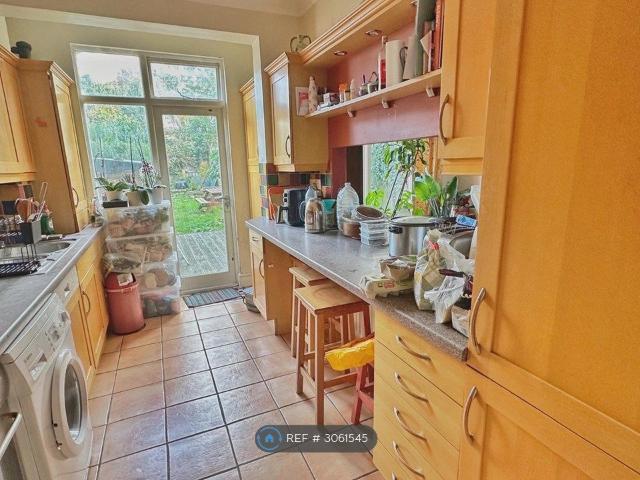 Room for rent in Clapham Park, Greater London