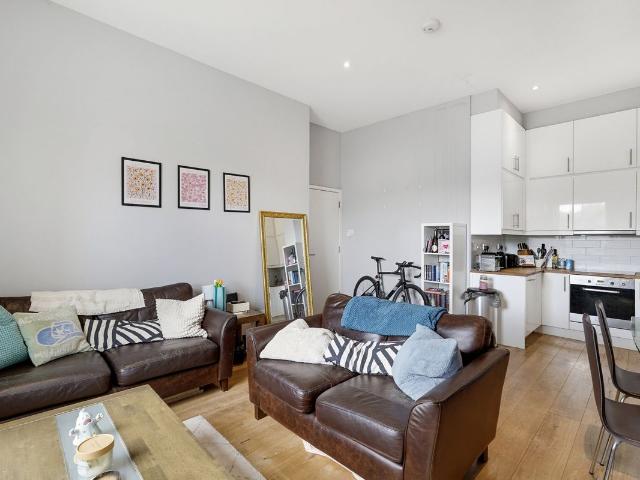 Apartment for rent in Clapham Park, Greater London