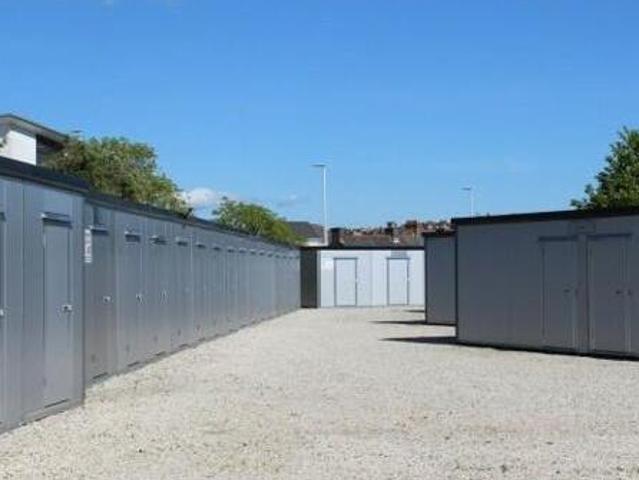 House for rent in Follaton, Strode