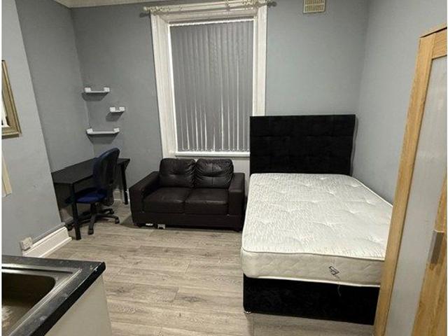 Studio for rent in Great Horton, West Yorkshire