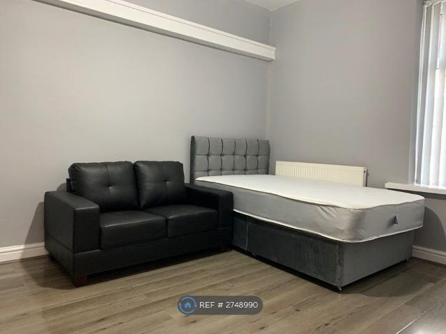 Studio for rent in Great Horton, West Yorkshire