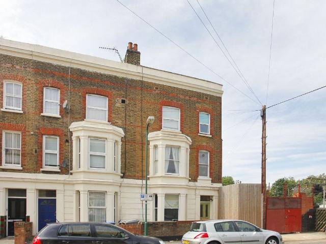Apartment for rent in Queen's Park, Greater London