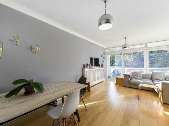 Apartment for rent in Clapham Park, Greater London