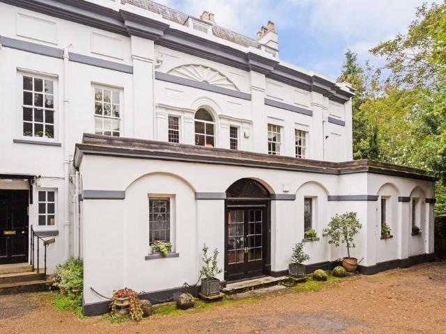Apartment for rent in Row Town, Surrey
