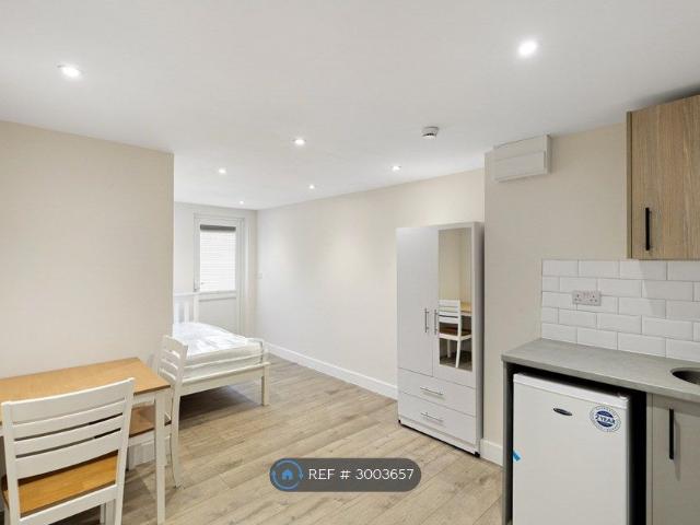 Studio for rent in Grays, Essex