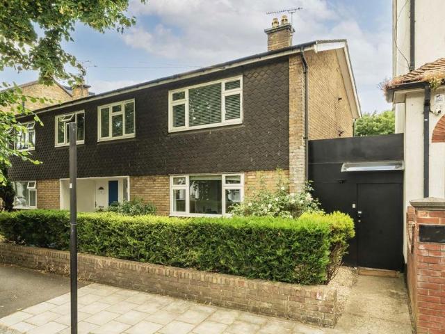 Apartment for rent in London Borough of Hounslow, Strand