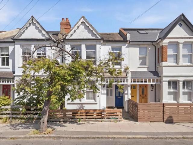 Apartment for rent in London Borough of Merton, Collier's Wood