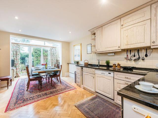 Apartment for rent in Brompton, Greater London
