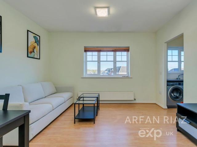 Apartment for rent in Burnt Oak, Greater London