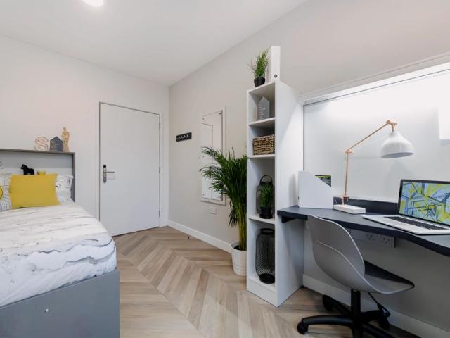Room for rent in Lansdowne, Charminster
