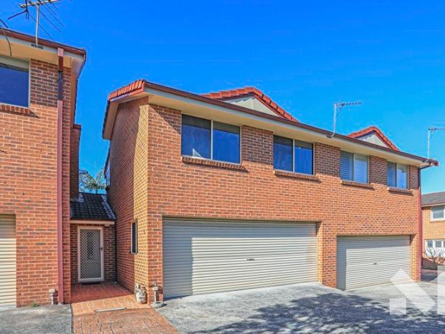 Townhouse for rent in Wollongong West, New South Wales