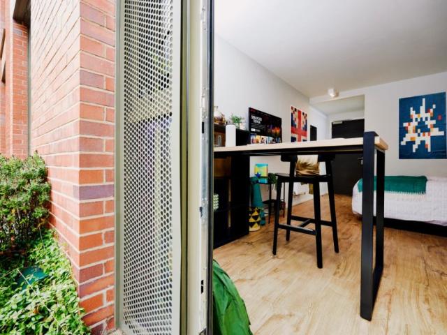 Studio for rent in Stirchley, West Midlands