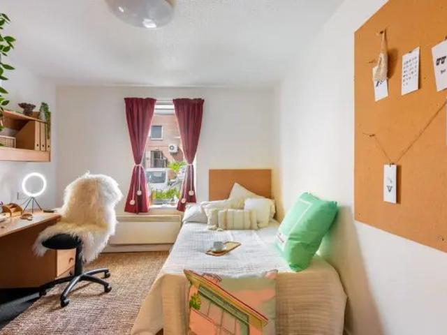 Room for rent in Lowfield, South Yorkshire