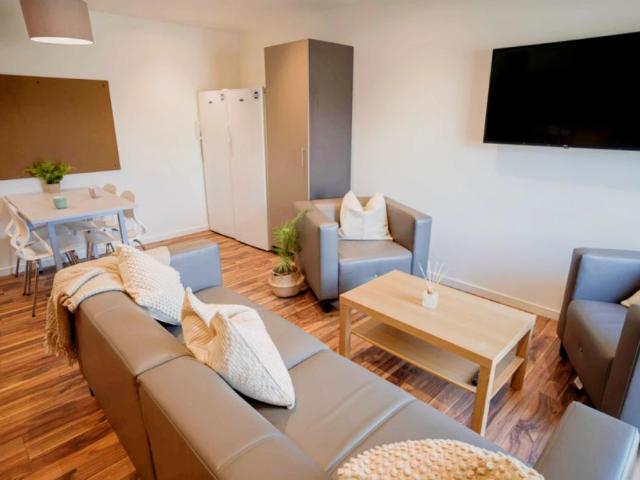 Room for rent in Row Town, Surrey