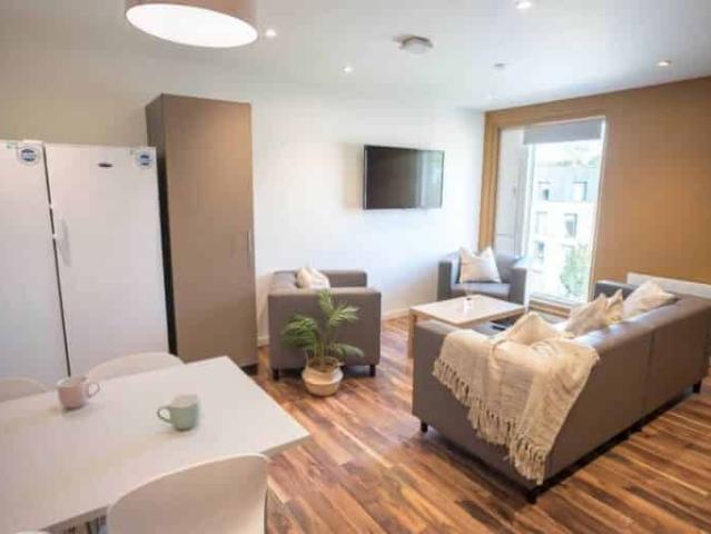 Room for rent in Row Town, Surrey