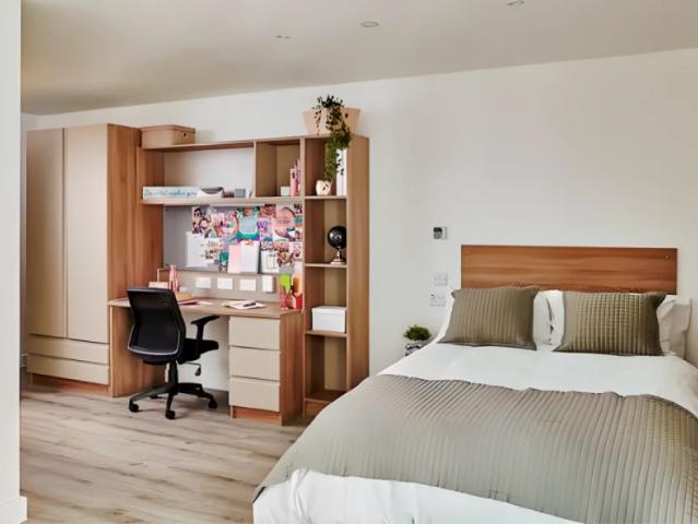 Room for rent in Falcon Lodge, Wales