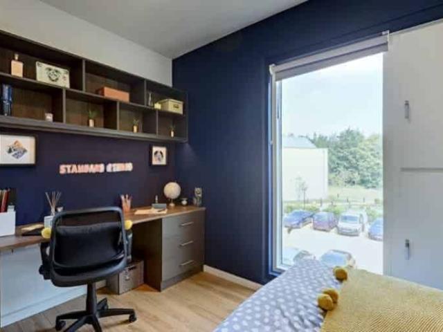 Studio for rent in Row Town, Surrey