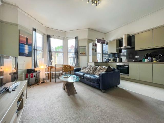 Apartment for rent in Plasnewydd, Falcon Lodge
