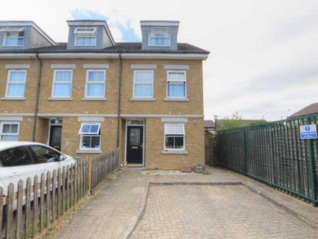 House for rent in Kenton, Greater London