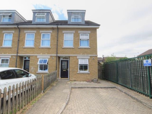 House for rent in Kenton, Greater London