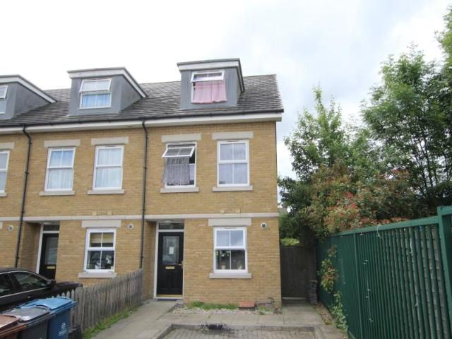 House for rent in Kenton, Greater London