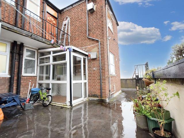Apartment for rent in Clayhall, Greater London
