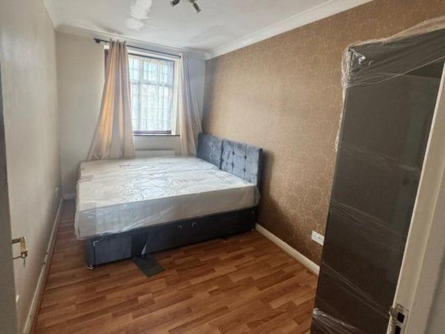 Room for rent in Clayhall, Greater London