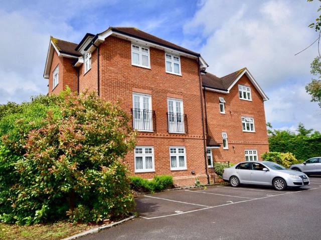 Apartment for rent in Pachesham Park, Surrey