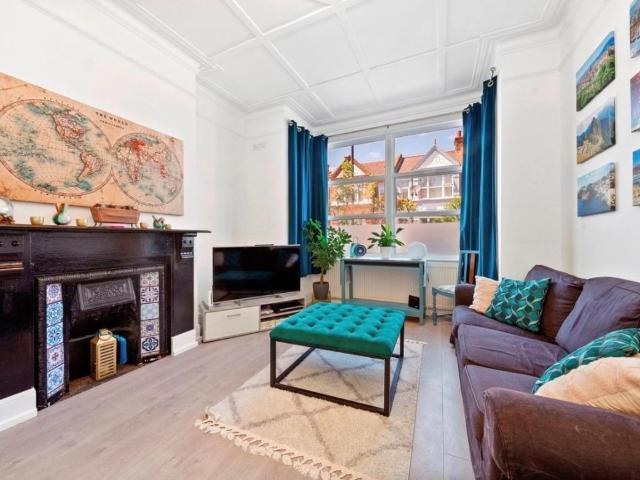 Apartment for rent in Brondesbury, Greater London