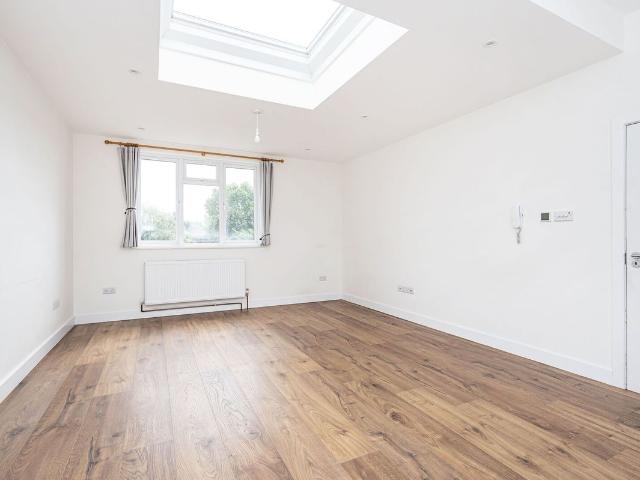 Apartment for rent in Temple Fortune, Greater London