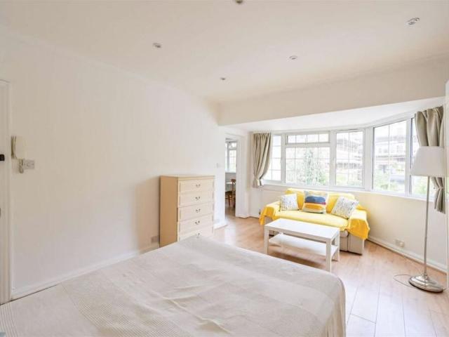 Studio for rent in Temple Fortune, Greater London