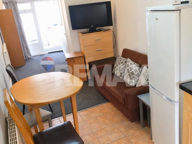 Apartment for rent in Newbury Park, Greater London