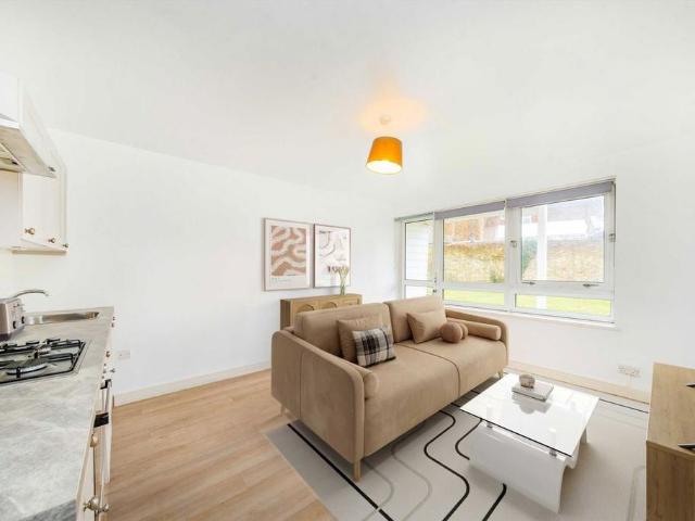 Apartment for rent in London Borough of Merton, Raynes Park