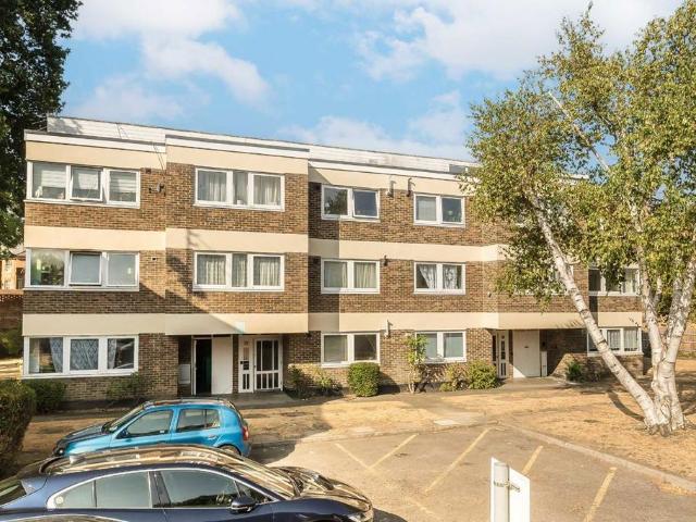 Apartment for rent in London Borough of Merton, Raynes Park