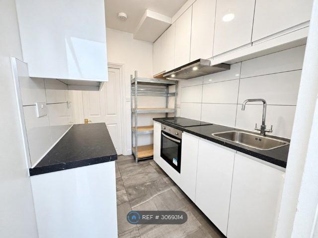 House for rent in London Borough of Redbridge, Greater London